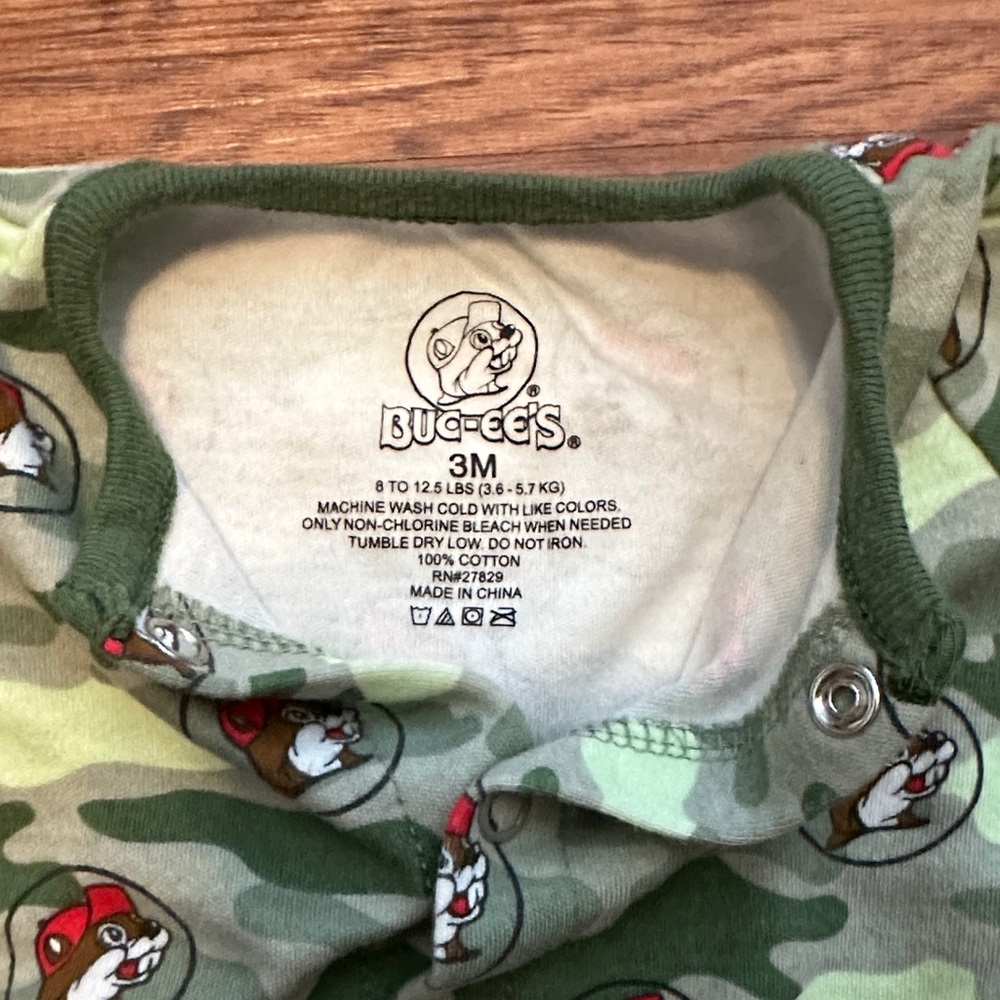 Buc-ee’s Camo Longsleeve Onesie With Bib 3 Months - Picture 6 of 6
